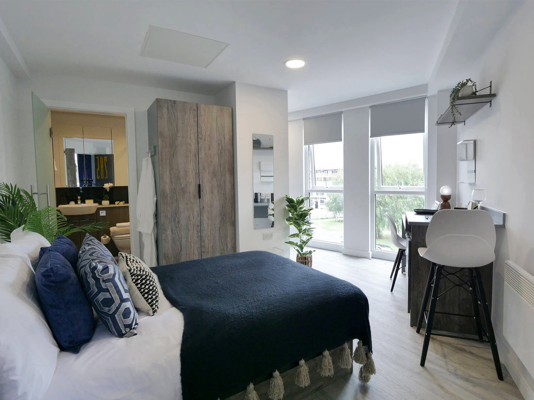  Urban Hub, Student Accommodation with bed, wardrobe and barstool